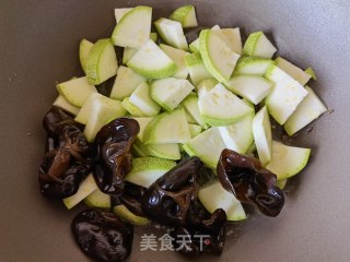 洋葱木耳炒西葫芦步骤5