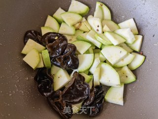洋葱木耳炒西葫芦步骤6