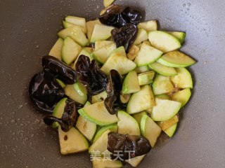 洋葱木耳炒西葫芦步骤8