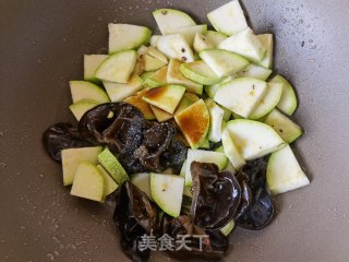 洋葱木耳炒西葫芦步骤7