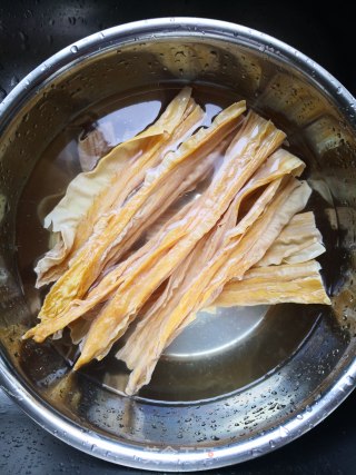 腐竹炒辣椒步骤1