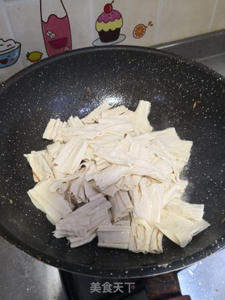 腐竹炒辣椒步骤5