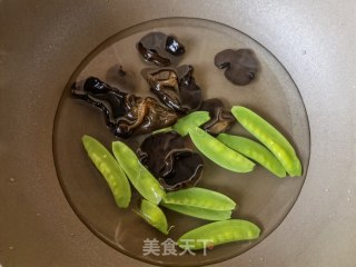 荷兰豆木耳炒鸡蛋步骤3