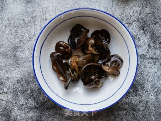 荷兰豆木耳炒鸡蛋步骤2