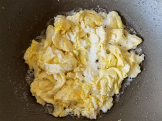 荷兰豆木耳炒鸡蛋步骤7