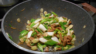 韩酱牛肉炒大葱步骤7