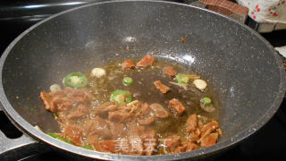 韩酱牛肉炒大葱步骤5