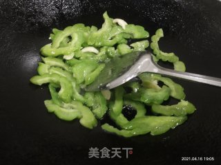 苦瓜焖鸡蛋步骤6