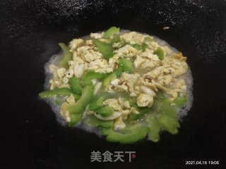 苦瓜焖鸡蛋步骤7