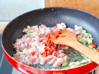 枸杞芽炒肉步骤2