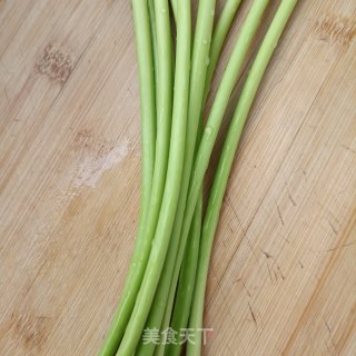 蒜苔炒虾仁步骤1