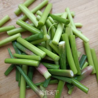 蒜苔炒虾仁步骤2