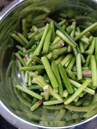 蒜苔炒虾仁步骤5