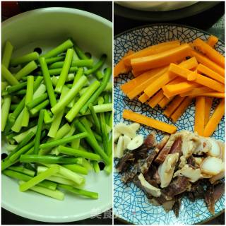 腊肉炒蒜苔胡萝卜步骤1