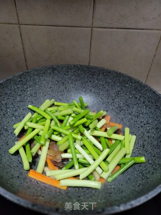 腊肉炒蒜苔胡萝卜步骤4
