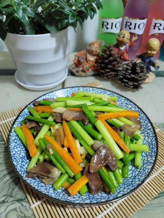 腊肉炒蒜苔胡萝卜步骤6