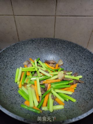 腊肉炒蒜苔胡萝卜步骤5