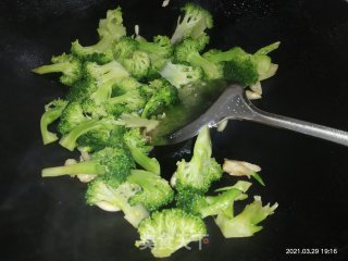 清炒西蓝花步骤7