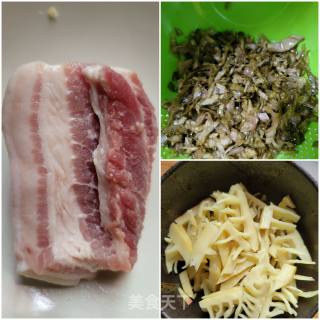 五花肉春笋酸菜煲步骤1
