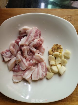 五花肉春笋酸菜煲步骤2
