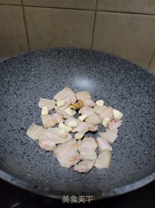 五花肉春笋酸菜煲步骤4