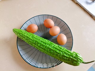 清热解毒清心明目又美容养颜～可不苦的苦瓜炒鸡蛋来咯～步骤1