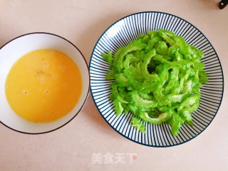 清热解毒清心明目又美容养颜～可不苦的苦瓜炒鸡蛋来咯～步骤2