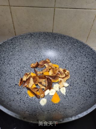 香菇胡萝卜炒上海青步骤4