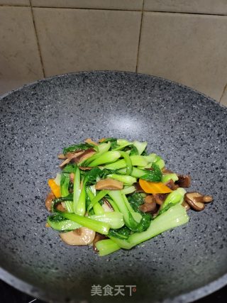 香菇胡萝卜炒上海青步骤7