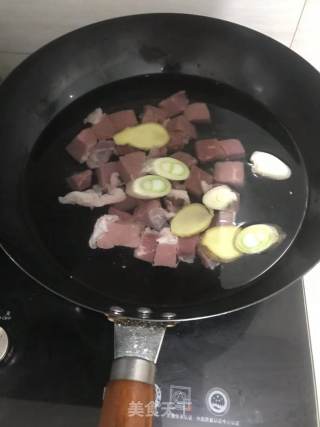 土豆香菇烧牛肉步骤1