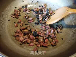 橄榄菜腊肠炒豆角粒步骤4