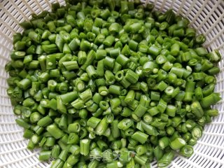橄榄菜腊肠炒豆角粒步骤1