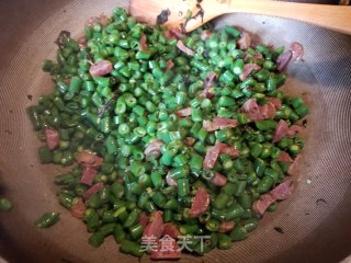 橄榄菜腊肠炒豆角粒步骤7
