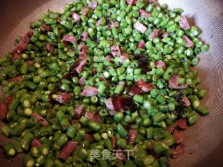 橄榄菜腊肠炒豆角粒步骤6