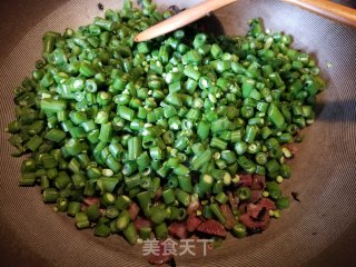 橄榄菜腊肠炒豆角粒步骤5