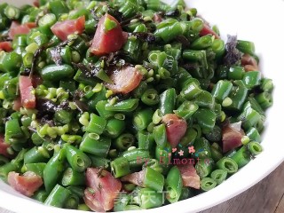 橄榄菜腊肠炒豆角粒步骤8