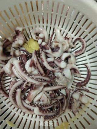 麻笋鱿鱼腐竹煲步骤2