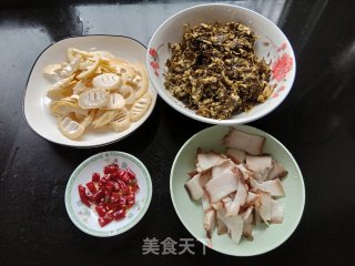 腊肉酸菜炒春笋步骤1