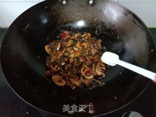 腊肉酸菜炒春笋步骤9