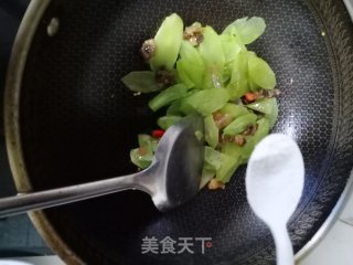 莴笋炒肉渣步骤7
