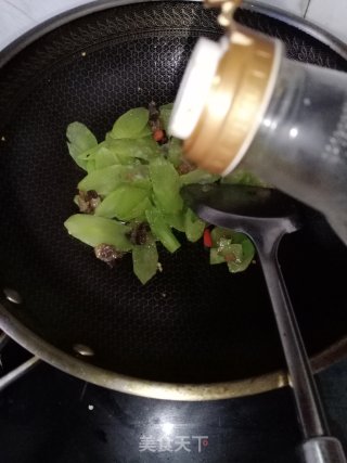 莴笋炒肉渣步骤8