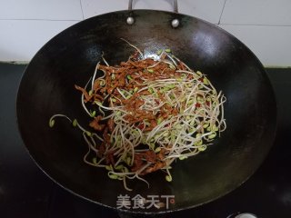 黄豆芽炒肉丝步骤5