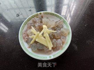蚕豆米炒虾仁丁步骤2