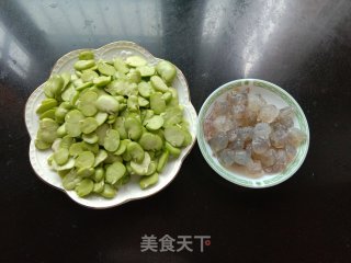 蚕豆米炒虾仁丁步骤1
