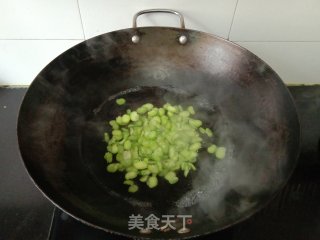 蚕豆米炒虾仁丁步骤5