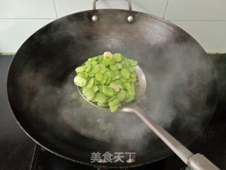 蚕豆米炒虾仁丁步骤6