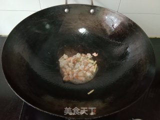 蚕豆米炒虾仁丁步骤7