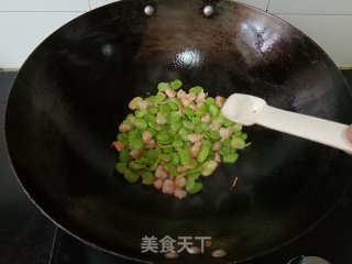 蚕豆米炒虾仁丁步骤9