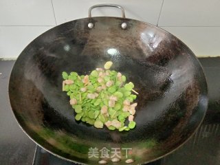蚕豆米炒虾仁丁步骤8