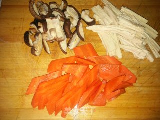 胡萝卜香菇炒腐竹步骤1